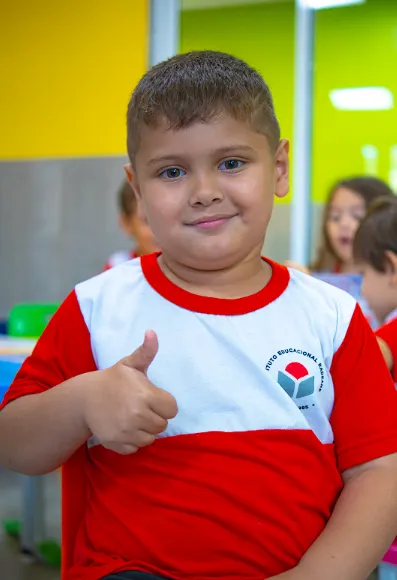 Aluno do Radeane sorrindo